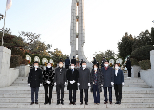 NSP통신-광명시의회 의원들이 새해 첫 의정활동으로 현충탑 참배 후 기념촬영을 하고 있다. (광명시의회)