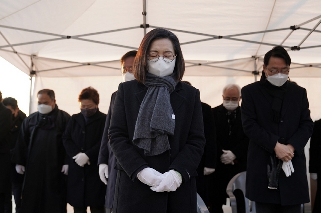 -은수미 성남시장이 수정구 태평동 현충탑에 분향 후 묵념하고 있다. (성남시)