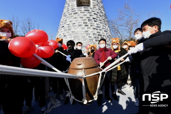 NSP통신-경상북도는 3일 오전 도청 원당지 내 첨성대에서 시무식을 대신해 2022 임인년 새 희망 다짐대회를 열고 새해를 힘차게 출발했다고 밝혔다. (경상북도)