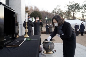 [NSP PHOTO]은수미 성남시장 현충탑 참배로 새해 업무 시작