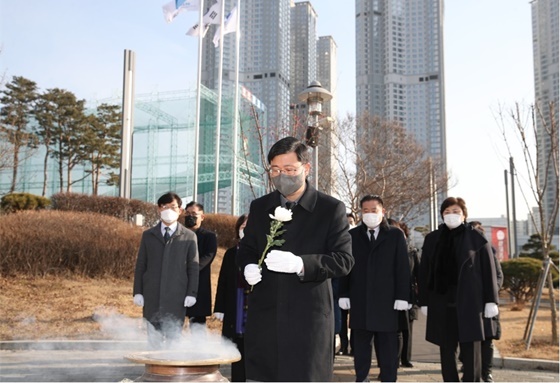 NSP통신-이홍규 고양시의회 부의장이 고양시 현충공원 현충탑에 헌화하고 있다. (고양시의회)