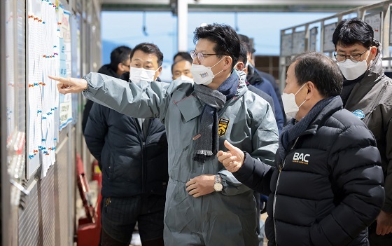 NSP통신-▲김정섭 시장이 새해 첫 한우 경매가 열린 공주 가축시장을 방문했다. (공주시)