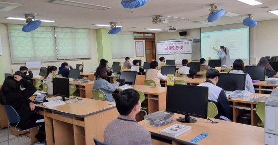 NSP통신-학생들이 핵심역량 가꿈사업 수업을 듣고 있다. (오산시)