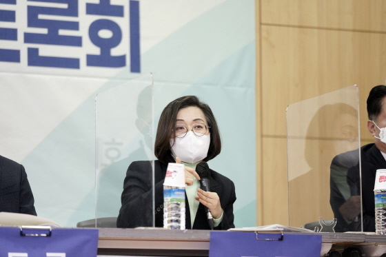 -6일 국회의원회관에서 열린 ‘노후 1기 신도시 활성화 토론회’에서 은수미 성남시장이 공동주택 리모델링 지원 특별법 제정 필요성을 설명하고 있다. (성남시)