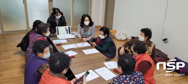 NSP통신-구미시 평생학습원에서는 지난 3일부터 오는 2월 25일까지 2022년 찾아가는 맞춤형교육 농한기 어르신 인문교실을 운영한다. (구미시)