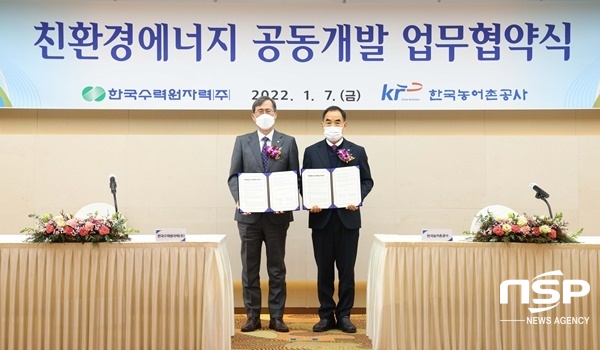 NSP통신-한수원이 한국농어촌공사와 친환경에너지 공동개발 업무협약을 체결하고 있다. (왼쪽 정재훈 한수원 사장, 오른쪽 이인식 한국농어촌공사 사장) (한수원)