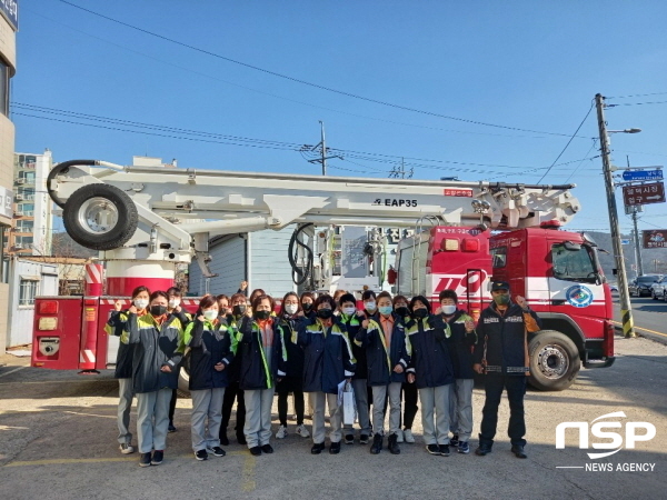 NSP통신-영덕군 영덕읍 여성의용소방대 회원 20여 명이 지난 7일 영덕읍 구 소방서에서부터 영덕읍 시가지까지 돌며 산불예방 홍보 캠페인을 실시했다. (영덕군)