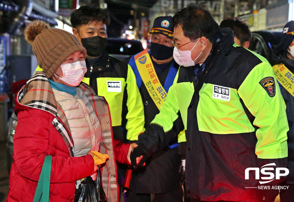 NSP통신-주낙영 경주시장 성건동 야간순찰 동참 모습. (경주시)