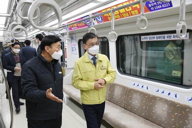 NSP통신-정하영 시장(오른쪽)이 관계자와 함께 김포전철 골드라인을 점검하고 있는 모습. (김포시)