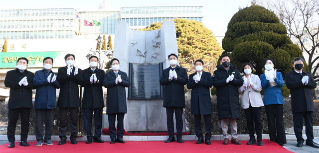 NSP통신-출범식에 앞서 시청 본관 앞 정원에서 열린 수원특례시 시민헌장탑 표지석 제막식에서 염태영 시장(왼쪽 다섯번째) 을 비롯한 참석자들이 손뼉을 치고 있다. (수원시)