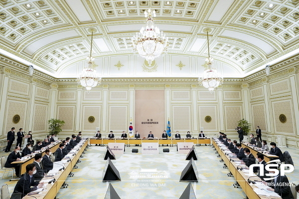 NSP통신-이철우 경상북도지사는 13일 청와대 영빈관에서 열린 제1회 중앙지방협력회의에 참석했다. (경상북도)