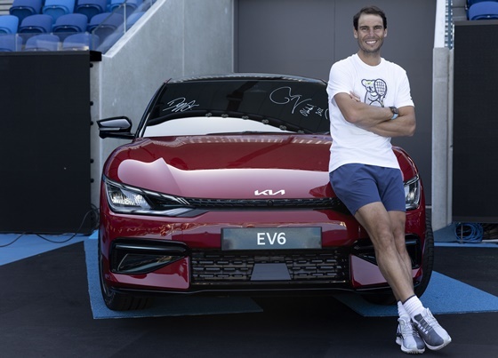 NSP통신-테니스 선수 라파엘 나달(Rafael Nadal)이 호주오픈 공식차량 전달식에서 기념 사진을 촬영하고 있는 모습 (기아)
