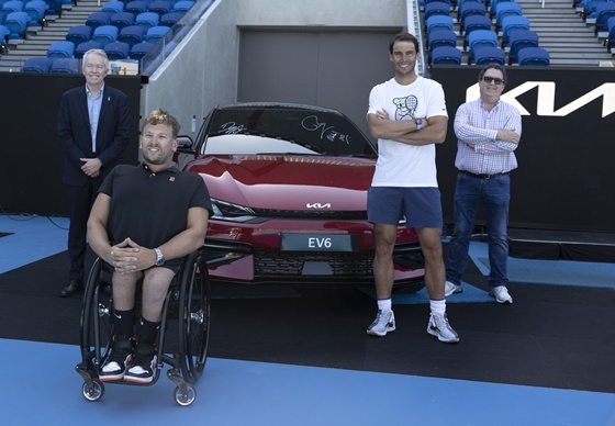 NSP통신-) (왼쪽부터) 호주오픈 토너먼트 디렉터 크레이그 타일리(Craig Tiley), 휠체어 테니스 선수 딜런 알콧(Dylan Alcott), 테니스 선수 라파엘 나달(Rafael Nadal), 기아호주 COO 데미안 메레디스(Damien Meredith)가 호주오픈 공식차량 전달식에서 기념 사진을 촬영하고 있는 모습