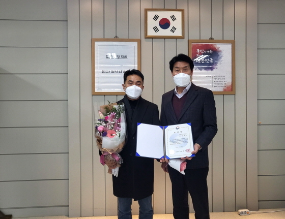 NSP통신-안산시가 법무부로부터 역사회 범죄예방과 보호행정 발전에 기여한 공을 인정받아 장관 기관표창을 수상하며 시 관계자들이 기념촬영을 하고 있다. (안산시)