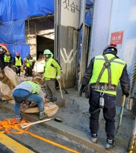 NSP통신-경동건설이 시공하는 해운대 우동 경동리인 아파트 공사현장에서 거푸집이 터지면서 타설중인 뜨거운 콘크리트가 보행중인 시민에게 쏟아졌다. (부산 경찰서)