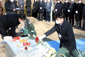 [NSP PHOTO]조석환 수원시의회 의장, 고 심재덕 시장 13주기 추모