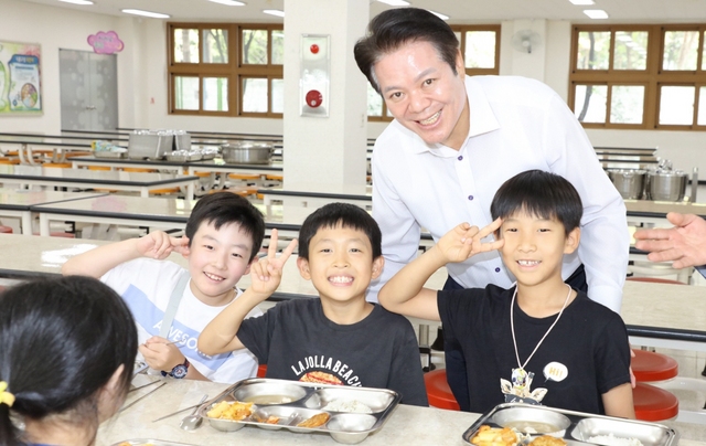 NSP통신-초교 급식시설을 방문한 최대호 시장이 아이들과 함께 사진을 찍고 있다. (안양시)