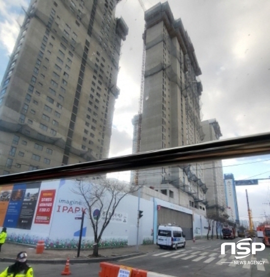 NSP통신-현대산업개발이 시공을 맡은 광주 서구 화정 아이파크 아파트 공사 현장에서 39층 건물의 23층에서 38층까지 외벽이 무너지는 사고가 발생했다. (NSP통신)