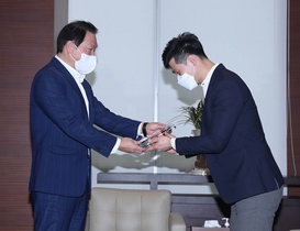 [NSP PHOTO]최태원 대한상의 회장, 국가발전 프로젝트 최우수상 수상자에 상패 증정