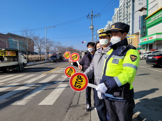 NSP통신-20일 한국교통안전공단 경기남부본부와 안성경찰서가 합동으로 안성시 의료원사거리 일대에서 우회전 시 일단멈춤 캠페인을 펼치고 있다. (한국교통안전공단 경기남부본부)