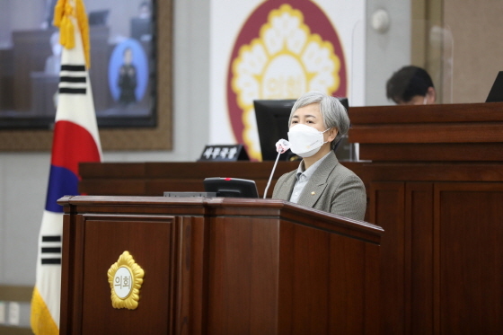 NSP통신-21일 윤경선 수원시의원이 5분 자유발언을 하고 있다. (수원시의회)