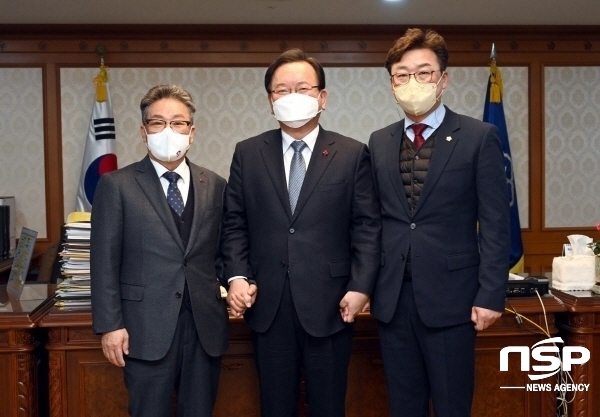 -지난 21일 김병수 울릉군수·최경환 울릉군의회 의장은 김부겸 국무총리를 만나 지역 현안 사업에 대해 건의했다. (울릉군)