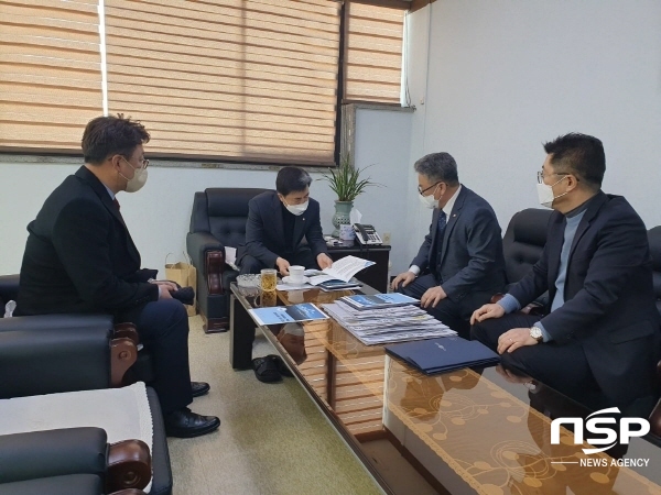 -지난 20일 김병수 울릉군수·최경환 울릉군의회 의장은 김태흠 국회의원을 만나 지역 현안 사업에 대해 건의했다. (울릉군)