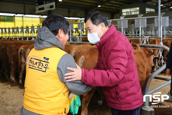 NSP통신-주낙영 경주시장 경주가축시장 방문 모습. (경주시)