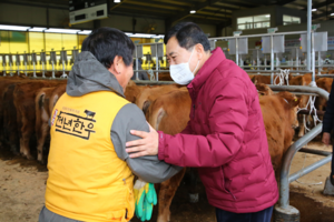 [NSP PHOTO]주낙영 경주시장, 신년맞이 가축시장 방문 축산농가 격려