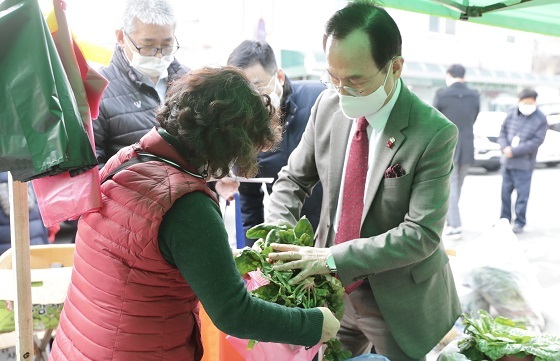 NSP통신-▲박상돈 시장이 설 명절을 맞아 전통시장을 방문했다. (천안시)