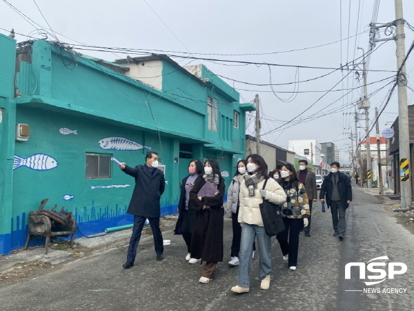 NSP통신-포항 구항(송도동) 도시재생현장지원센터가 지난 10일 청년마을활동가로 위촉한 한동대학교 학생 5명이 지역의 자원 발굴, 문제점 도출, 주민역량강화 프로그램 발굴, 특히 젊은층의 유입을 위해 적극적으로 활동하고 있다. (포항시)