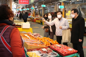 [NSP PHOTO]군포시의회, 설 명절 맞아 소상공인·지역아동센터 아동에 선물