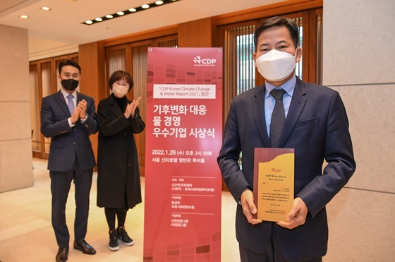 NSP통신-서울 신라호텔에서 열린 2021년 CDP 코리아 어워드(CDP Korea Award)에서 김상대 기아 기업전략실장(오른쪽)이 관계자들과 기념 촬영을 하고 있는 모습 (기아)