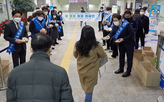 NSP통신-▲아산시가 전 직원 대상 청렴 캠페인을 펼쳤다. (아산시)