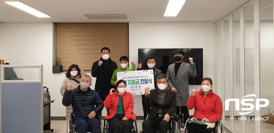 NSP통신-25일 김한옥 평촌 대표가 화성시장애인체육회 우수선수 3명에게 월 30만원을 1년간 지원하기로 했다. 사진은 후원금 전달식 기념촬영 모습. (김종식 기자)