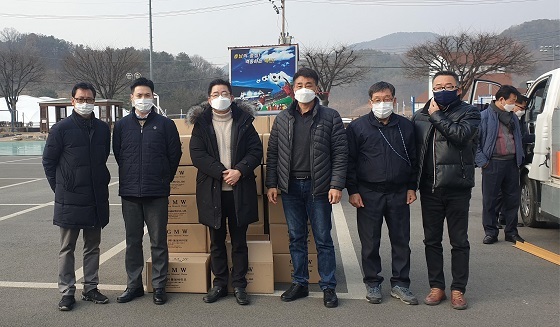 NSP통신-▲예산군이 대중교통 업체에 방역물품을 배부했다. (예산군)