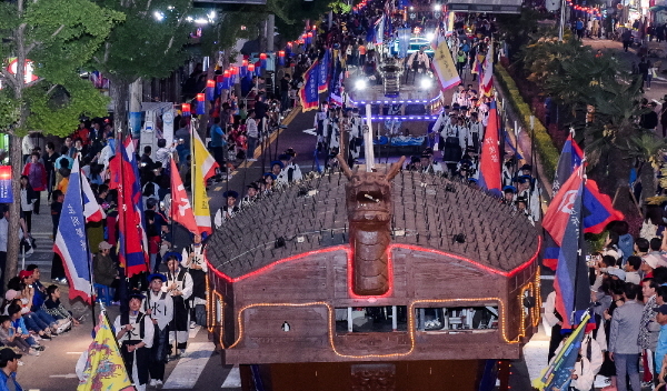 NSP통신-여수거북선축제 통제영 길놀이 장면 (여수시)