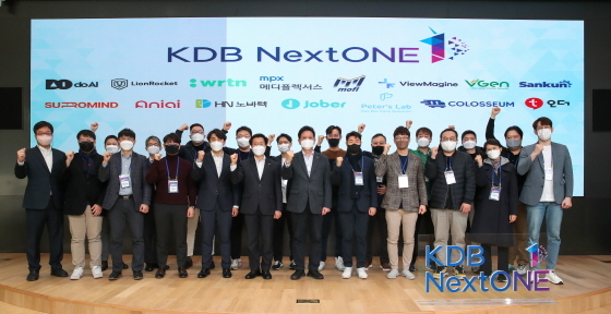 NSP통신-지난 1월 27일 KDB산업은행 본점 IR센터에서 진행한 KDB NextONE 4기 오리엔테이션 개최 후 기념촬영을 하고 있다. (KDB산업은행)