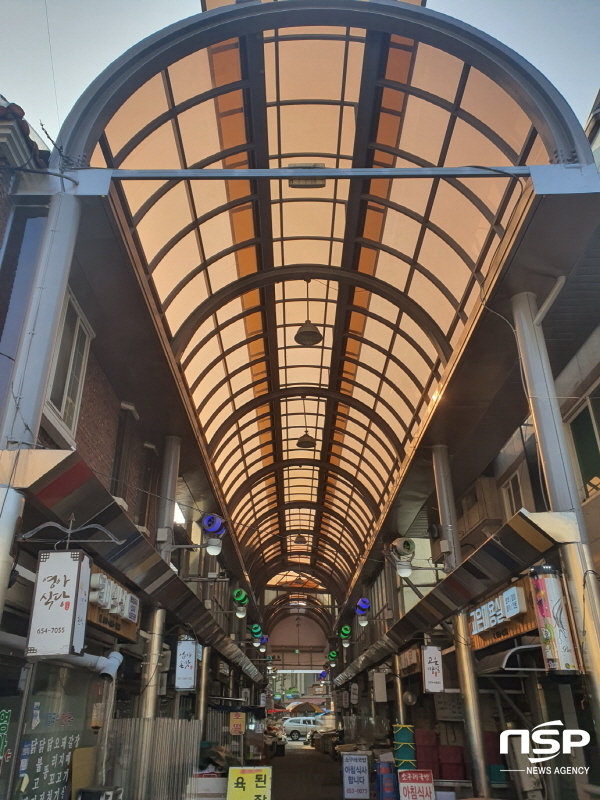 NSP통신-예천군은 지난해 골목상권 코로나 극복 특별환경개선사업 , 클린 5일장 육성 사업 공모에 선정돼 6억4천만 원 예산을 들여 예천읍 중앙시장 천정 아케이드와 우수배관 교체, 공용화장실 신축을 완료했다. (예천군)