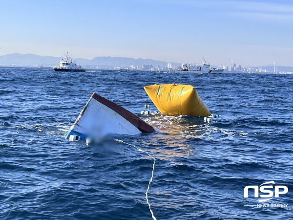 [NSP PHOTO]포항영일만항 인근에서 도선선과 어선 충돌...인명피해 없어