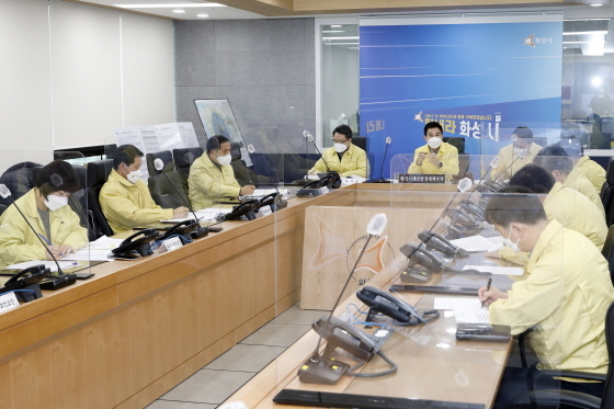 7일 코로나19 중앙재난안전대책본부 회의에서 서철모 화성시장(왼쪽 다섯번째)이 발언을 하고 있다. (화성시)