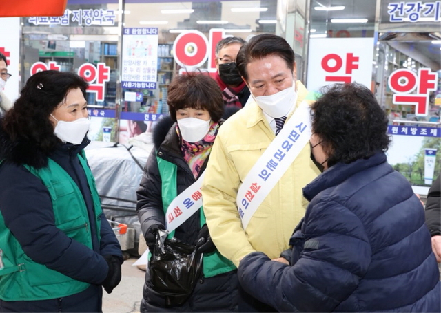 NSP통신-전통시장을 방문한 최대호 시장이 시민과 악수하고 있다. (안양시)