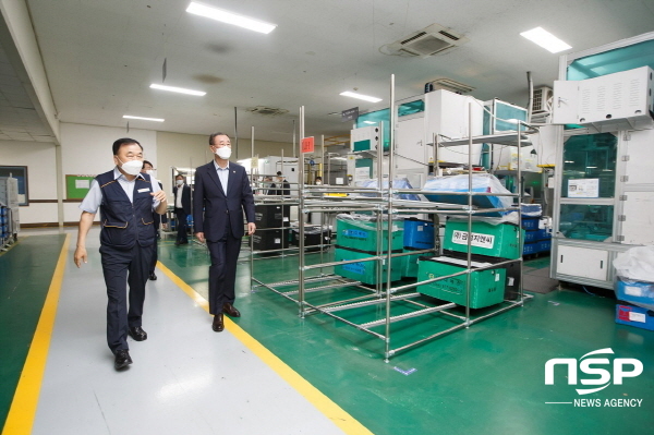 NSP통신-구미시는 10일 관내 소재 자가검사키트 제조업체 인탑스 구미공장을 찾아 현장 근무자를 격려하고 생산 공정을 시찰했다. (구미시)