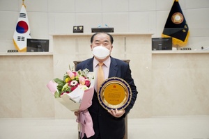 [NSP PHOTO]김운봉 용인시의원, 기호자치의정대상 기초의원 우수입법 대상