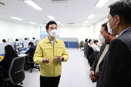 -14일 서철모 화성시장(왼쪽)이 코로나19 행정안내센터를 방문해 관계자들과 대화를 하고 있다. (화성시)