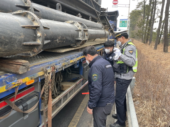 NSP통신-14일 수원시와 수원서부경찰서, 한국교통안전공단 경기남부본부 관계자들이 호매실IC 일원에서 불법 튜닝 자동차 합동 단속을 하고 있다. (수원시)