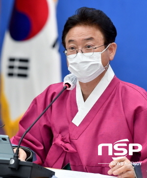 NSP통신-이철우 경상북도지사는 15일 도청 간부 및 공공기관장이 모인 확대간부회의에서 군위군 대구 편입 법률안과 관련해 심도 있는 논의와 함께 4월 전 국회 통과에 총력 대응할 것을 주문했다. (경상북도)