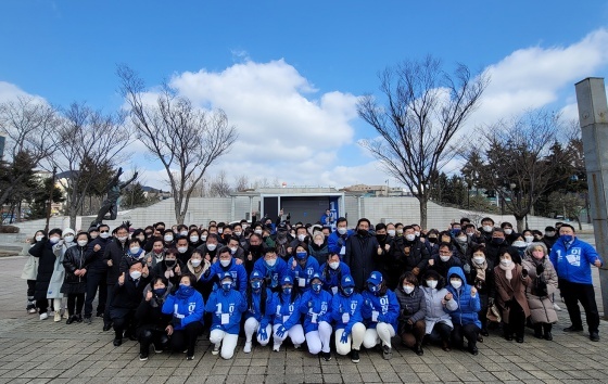 NSP통신-15일 오전 안산시 성포예술광장에서 열린 제20대 대통령 선거 안산상록을 선거대책위원회 출정식에서 김철민 더불어민주당 국회의원을 비롯한 시도의원, 당원 및 지지자들이 대선결의를 다지며 기념촬영을 하고 있다. (의원실)