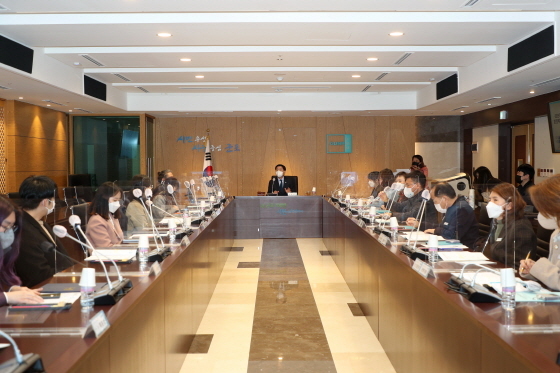 NSP통신-군포시 청년정책위원회에서 한대희 군포시장(가운데)과 청년정책위원들이 청년층 현안에 관해 논의하고 있다. (군포시)