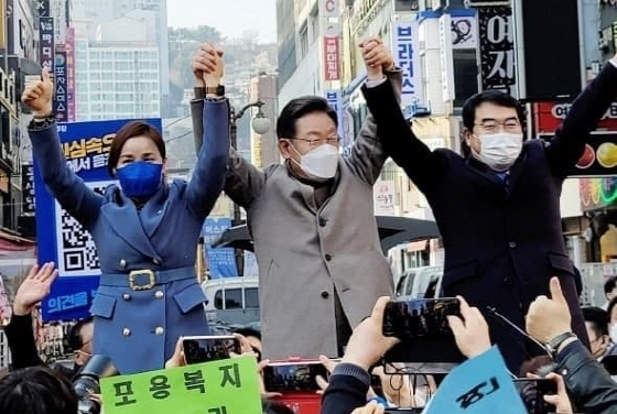 NSP통신-이재명 대선 후보(가운데)가 광명시 발전을 위한 6대 대선공약을 발표하며 양기대 국회의원(오른쪽), 임오경 국회의원과 대선 승리를 위해 만세를 부르는 모습. (NSP통신 DB)